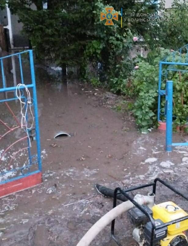 Негода на Волині: рятувальники відкачували дощову воду у Луцьку та Нововолинській громаді