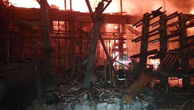Загарбники обстріляли школу мистецтв, промпідприємство та житлові будинки на Донеччині