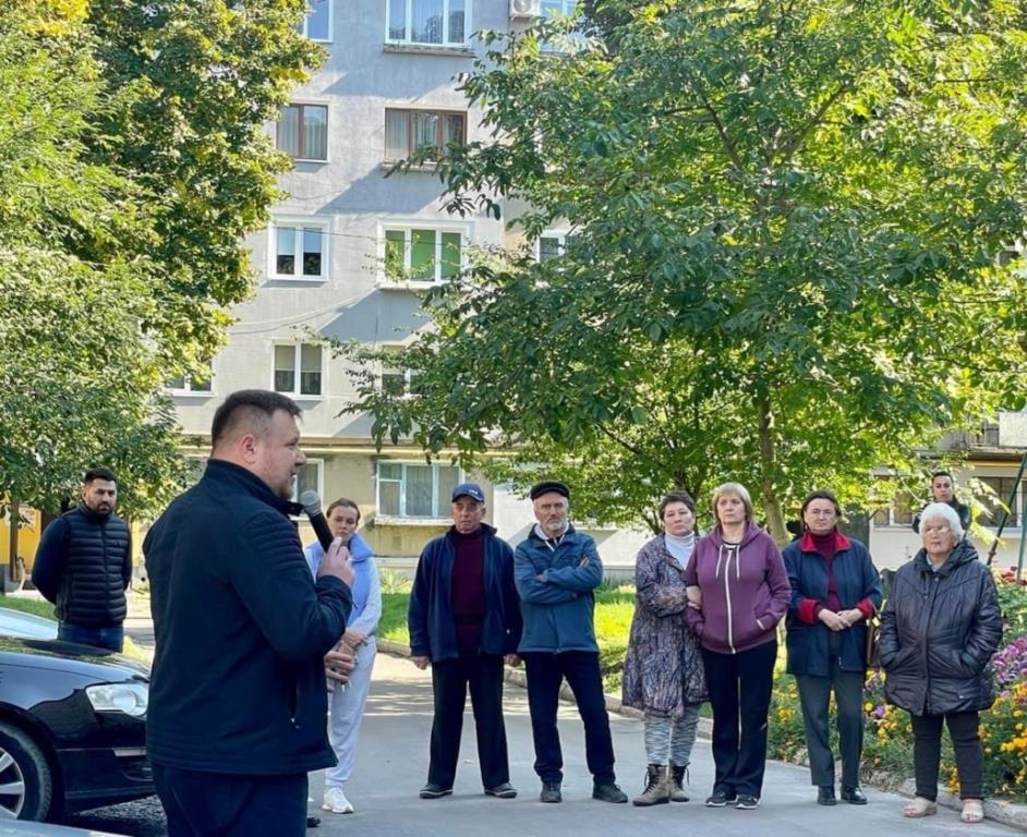Опалювальний сезон, школи та переселенці: у Нововолинську тривають зустрічі міського голови з містянами у дворах