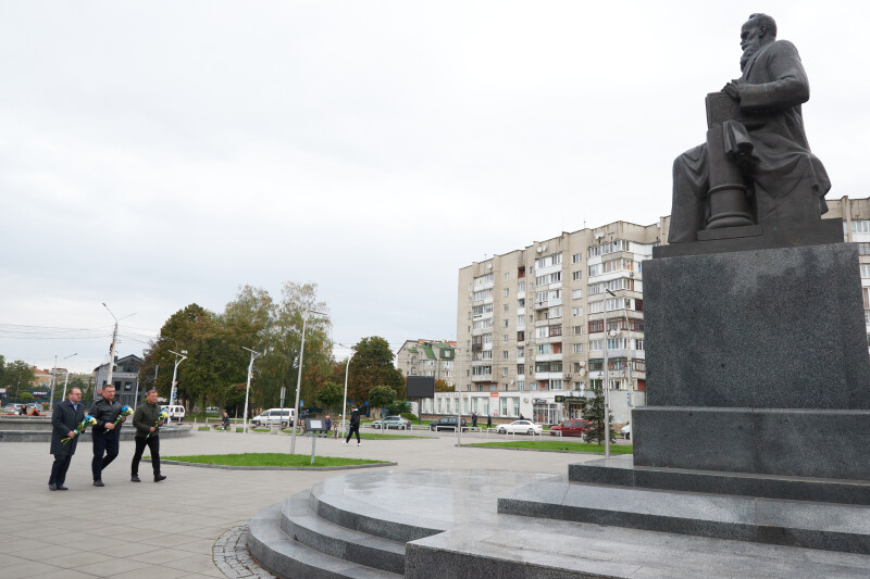 У Луцьку поклали квіти до пам’ятника Михайлу Грушевському