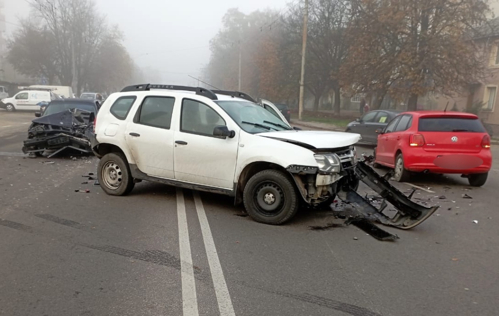 Автопригода за участю трьох авто у Луцьку: одна особа травмована