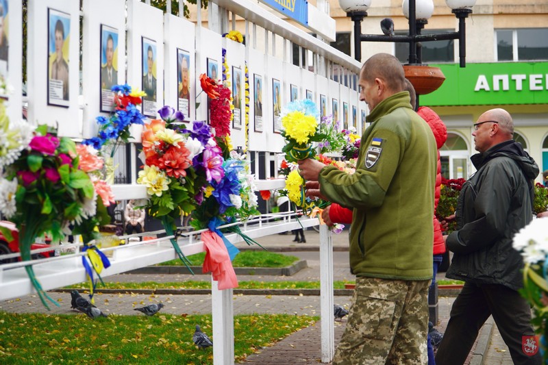 Панахидою та покладанням квітів відзначили День захисників та захисниць у Володимирі