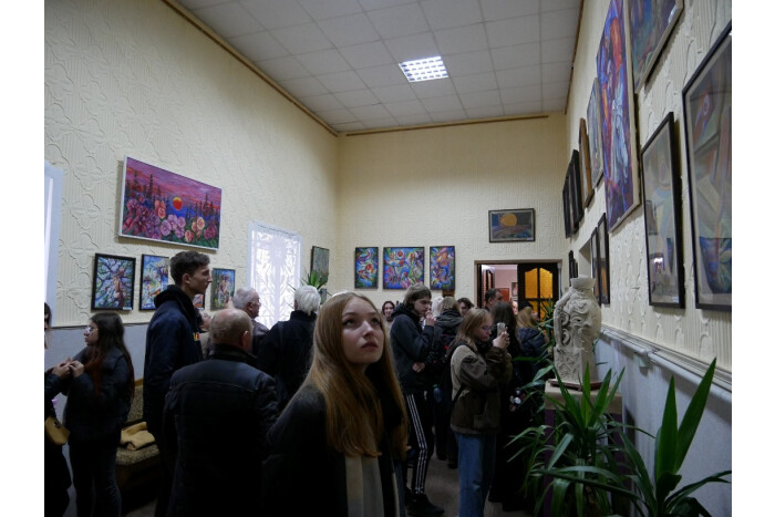 Лучан запрошують на виставку до культурно-мистецького центру «Красне»