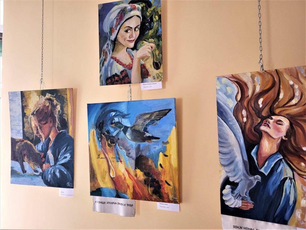 Ковельчанка Ольга Комісарик презентує виставку картин «Крилатим землі не треба»