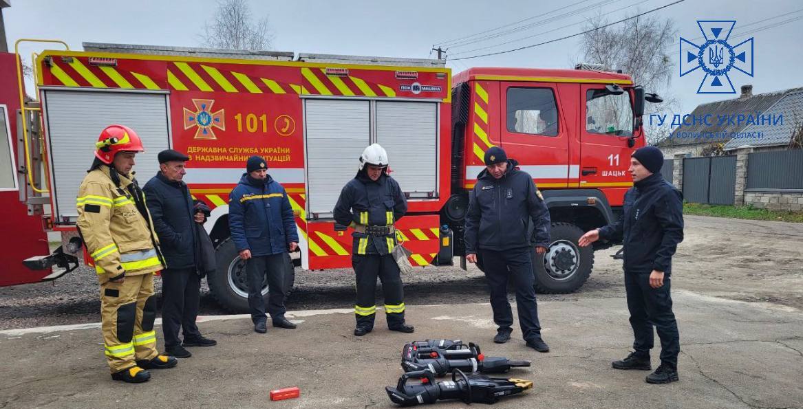 На Волині працівники місцевої пожежної охорони навчалися застосовувати нове обладнання