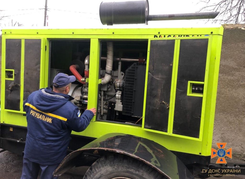 У Володимирі рятувальники забезпечили подачу електроенергії від генератора для роботи насосної станції