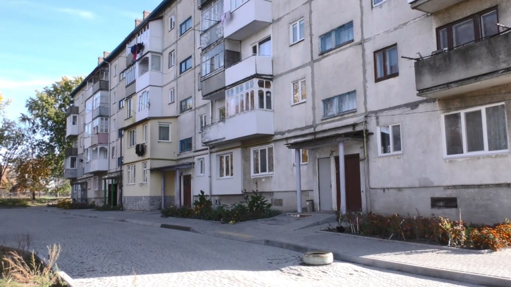 У Ковелі відновили ремонт прибудинкової території на вулиці Володимира Кияна