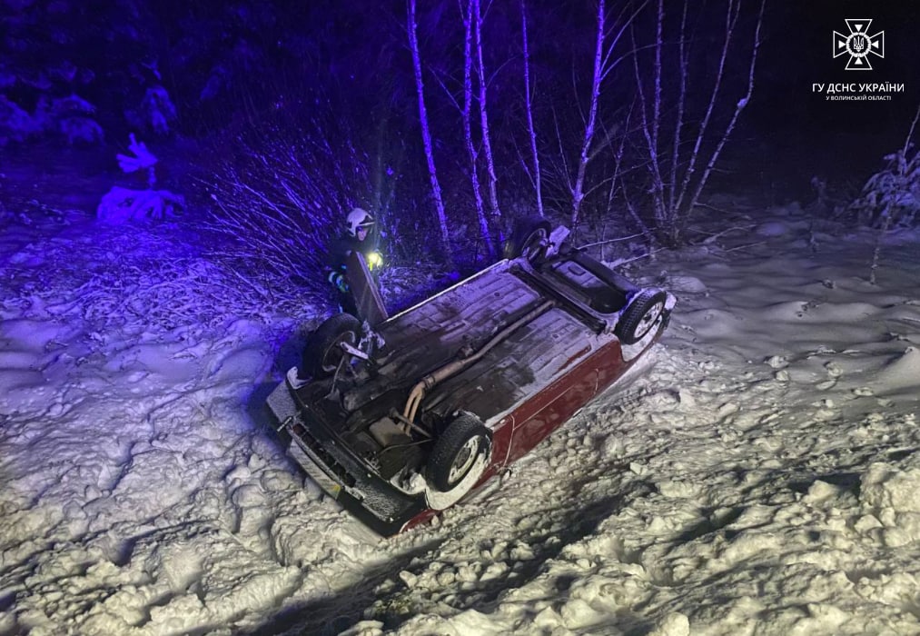 На Волині рятувальники відбуксирували авто, що злетіло у кювет