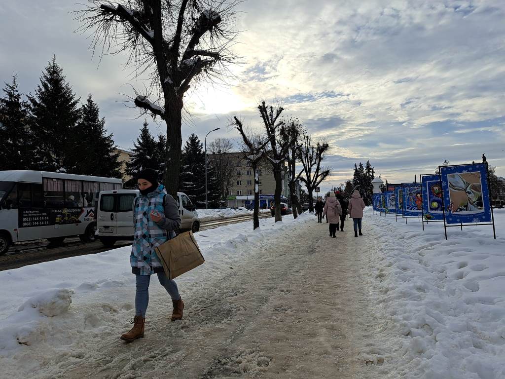 Зробити все одразу неможливо: у Володимирі пояснили, чому не вдається очистити місто від снігу та криги