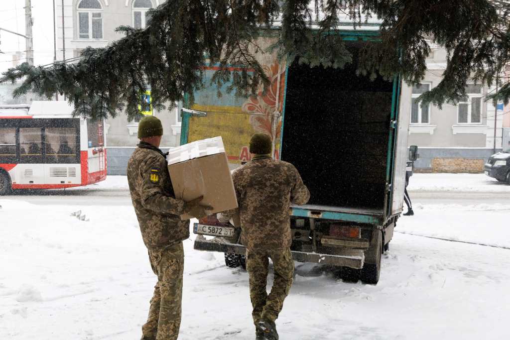 Із Луцька передали понад тисячу комплектів зимового одягу та взуття для військових