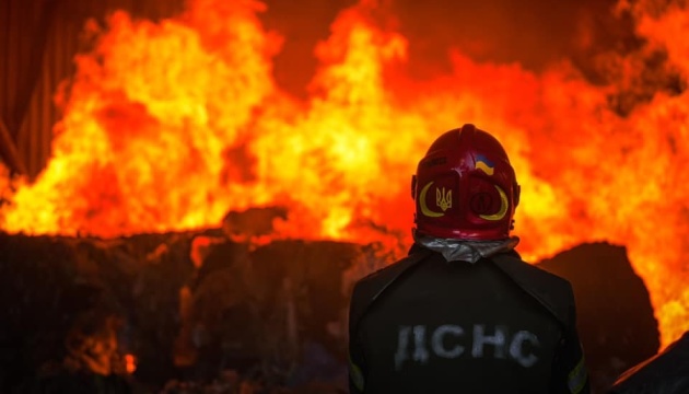 Обстріл Харківщини: на об’єкті Нафтогазу досі горять резервуари, лунають вибухи