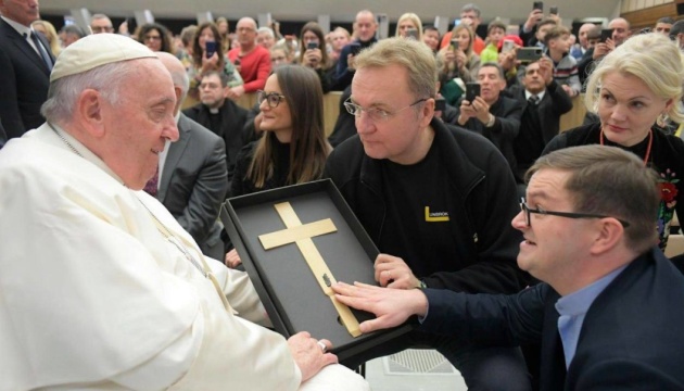 Садовий передав Папі Римському хрест із уламком ракети, який дістали з тіла 13-річної дівчинки