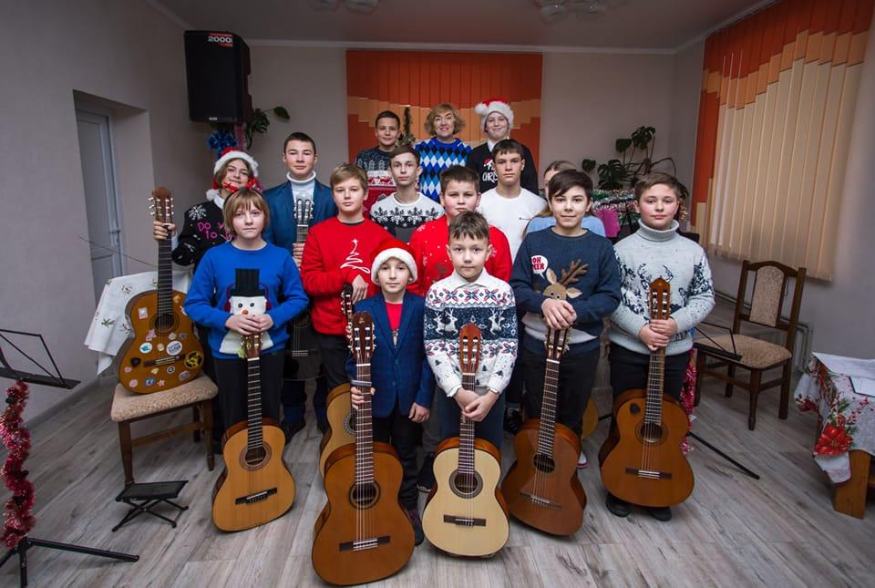Музичний фронт: у Рожищі юні гітаристи влаштували благодійний концерт