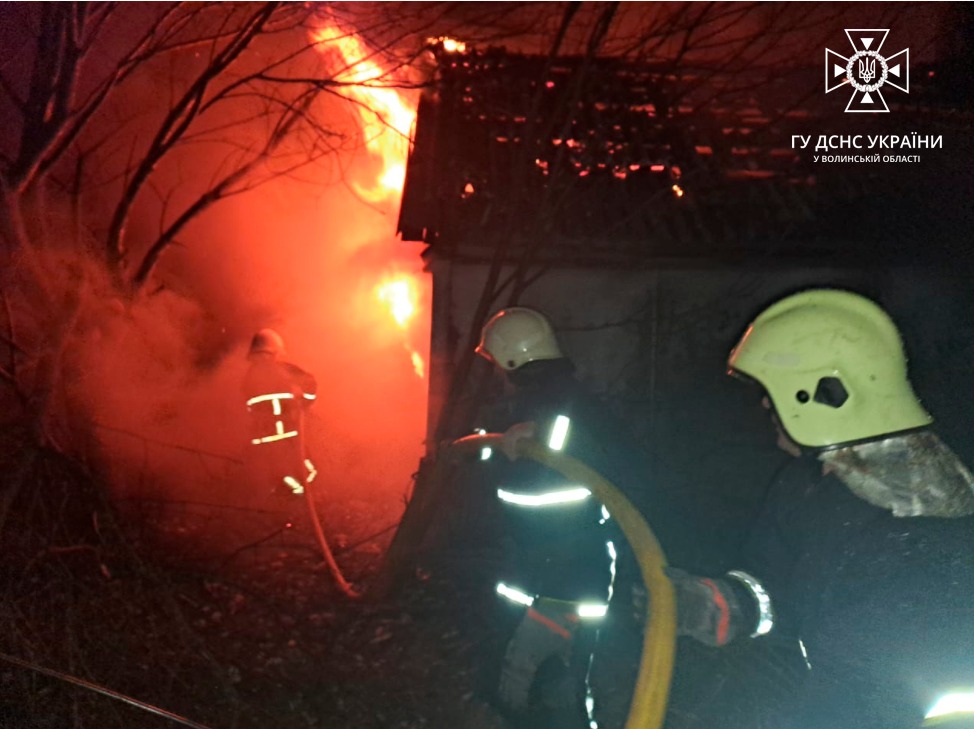Першого дня нового року волинські рятувальники гасили пожежі тавідкачували талі води з садиб волинян