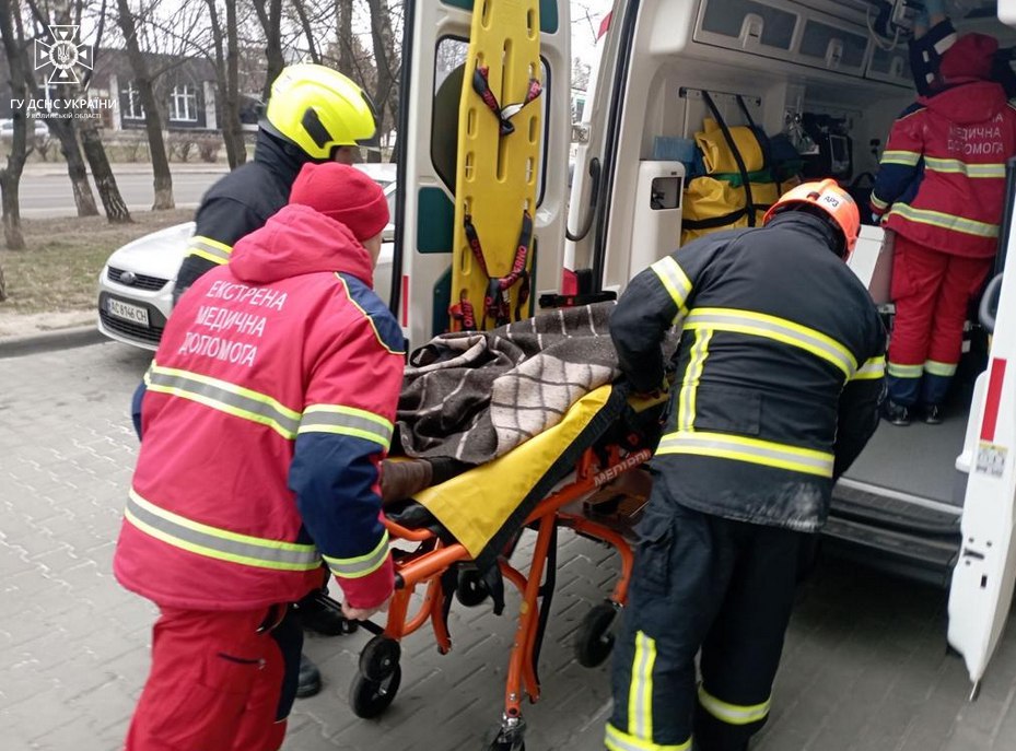 У Луцьку рятувальники допомогли чоловіку, який потребував медичної допомоги