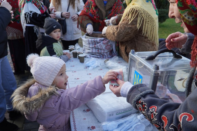 У Володимирі на благодійному заході «Три празники в гості» зібрали 36 тисяч гривень на ЗСУ