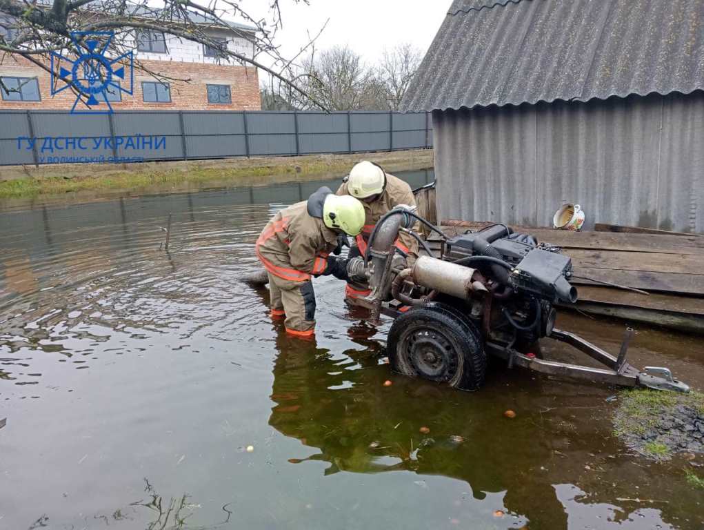 На Волині рятувальники відкачували воду із двох затоплених присадибних ділянок