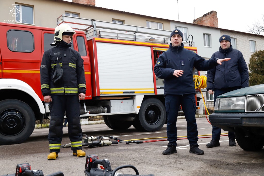 У Луцьку бійці ДСНС вдосконалювали професійні навики з проведення аварійно-рятувальних робіт