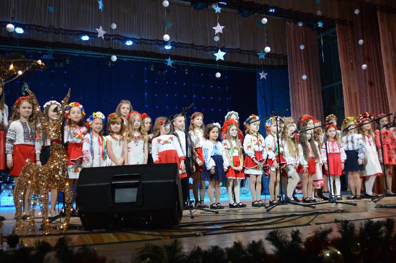 Бережемо традиції: у Ковелі зразкова дитяча студія естрадного співу «Надія» запрошує на різдвяний концерт