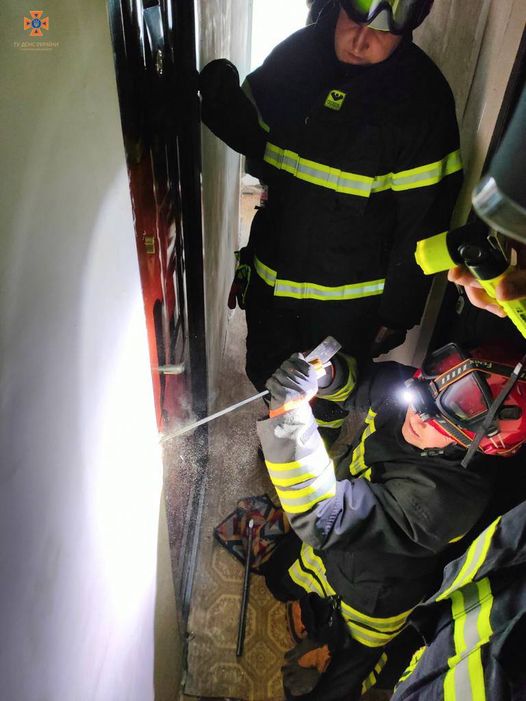 У Луцьку рятувальники допомогли жінці, яку дитина зачинила на балконі