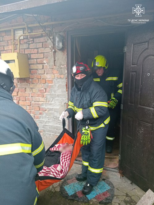 У Луцьку рятувальники деблокували двері помешкання пенсіонерки, яка не виходила на звʼязок