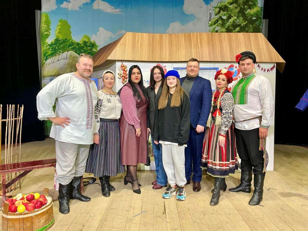 У Нововолинську театр «Нівроку» презентував виставу «На перші гулі»
