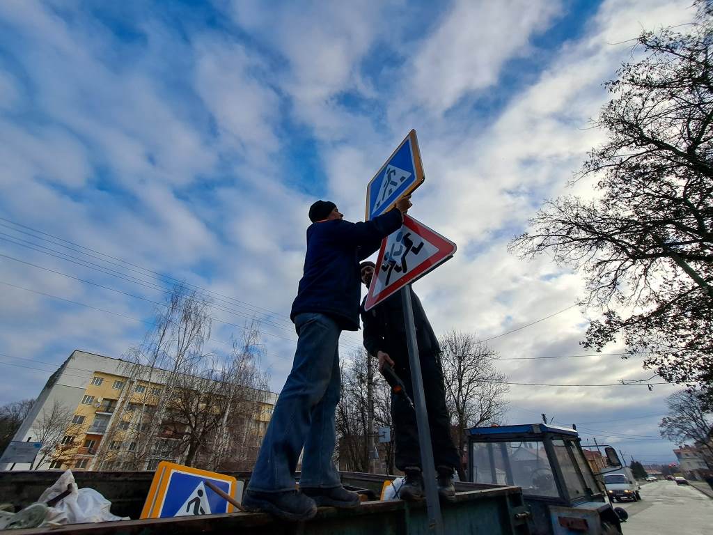 На вулицях Володимира встановили близько двадцяти нових дорожніх знаків
