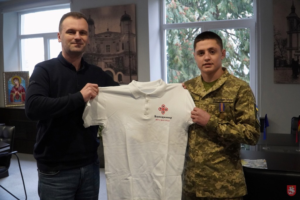 Міський голова Володимира зустрівся з курсантом, який отримав відзнаку головнокомандувача ЗСУ