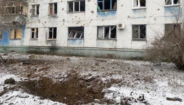 росіяни вдарили зі ствольної артилерії по Нікополю, загинула жінка