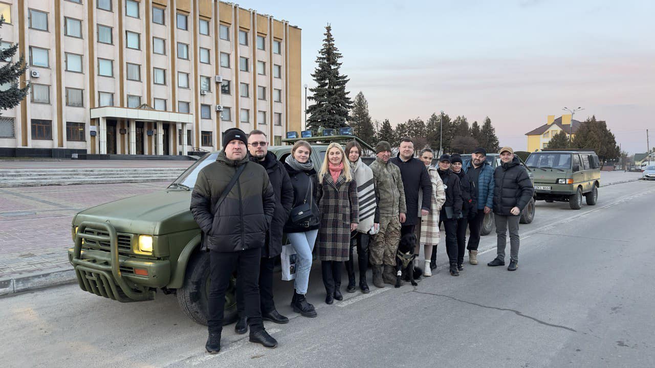 У Нововолинську працівники виконкому придбали авто для військових