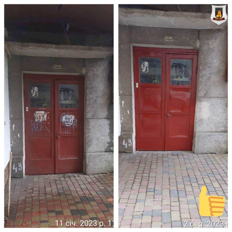 У центрі Луцька на вимогу муніципалів пофарбували двері низки будинків