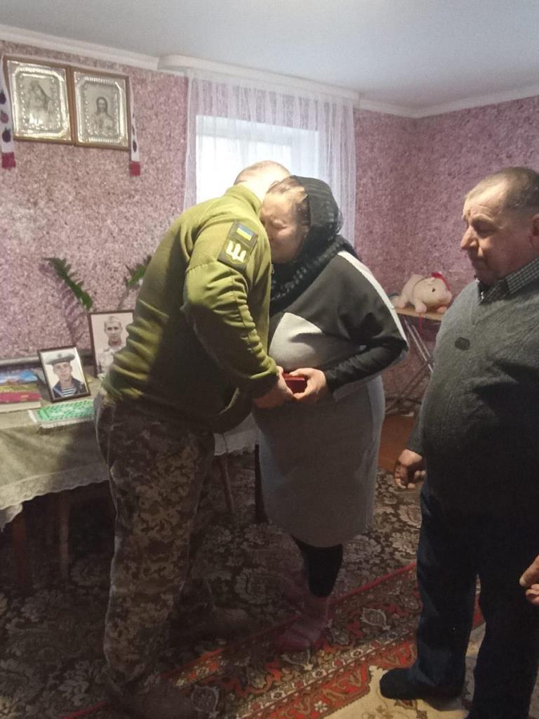Батькам загиблого на Донеччині Героя з Волині вручили нагороду сина