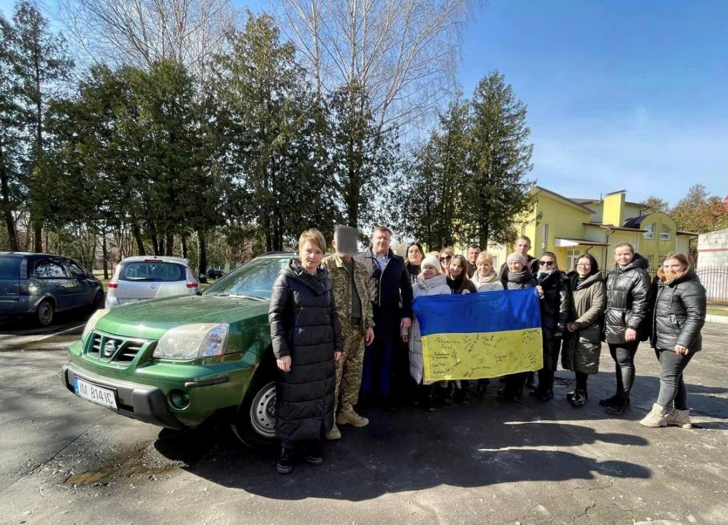У Нововолинську працівники культури та виконкому передали ще один автомобіль військовим
