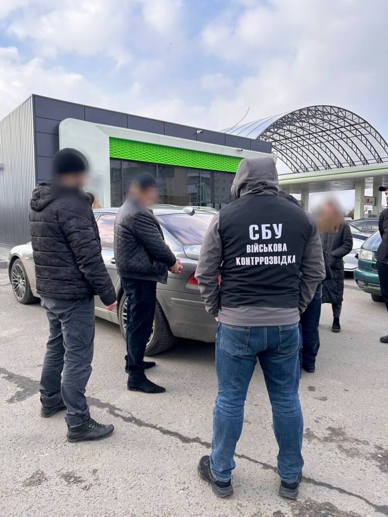 Волинські поліцейські затримали групу осіб, які організували незаконний «трансфер» чоловіків призовного віку за кордон