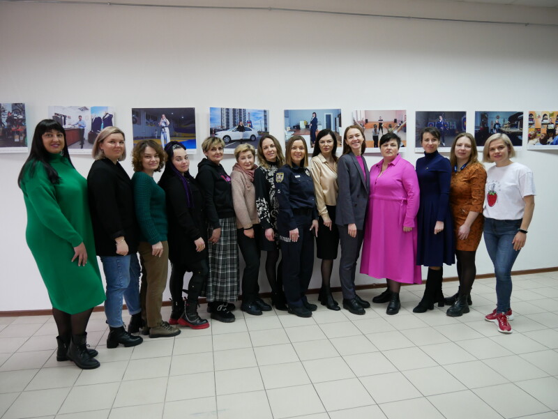 У Луцьку відкрили виставку фотографій «Гендерні ярлики: «нежіночі» та «нечоловічі» професії»