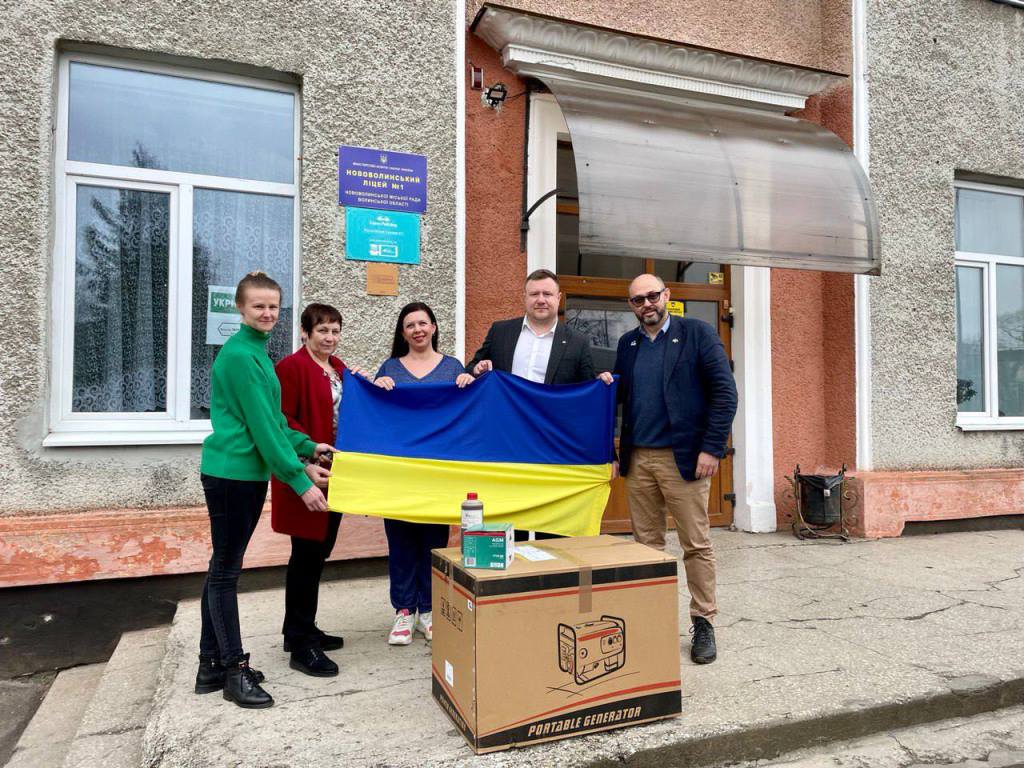 Іноземні партнери передали генератори для закладів освіти Нововолинської громади