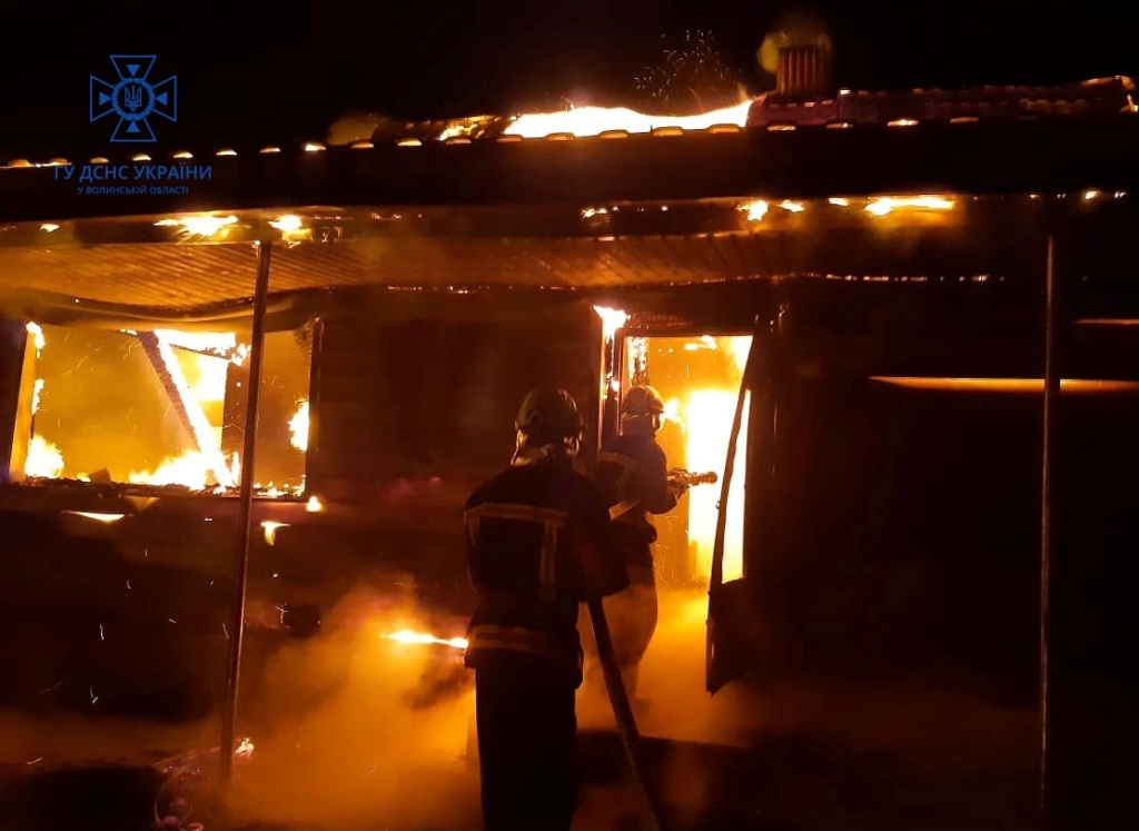 Сьогодні вночі волинські рятувальники ліквідували пожежу житлового будинку