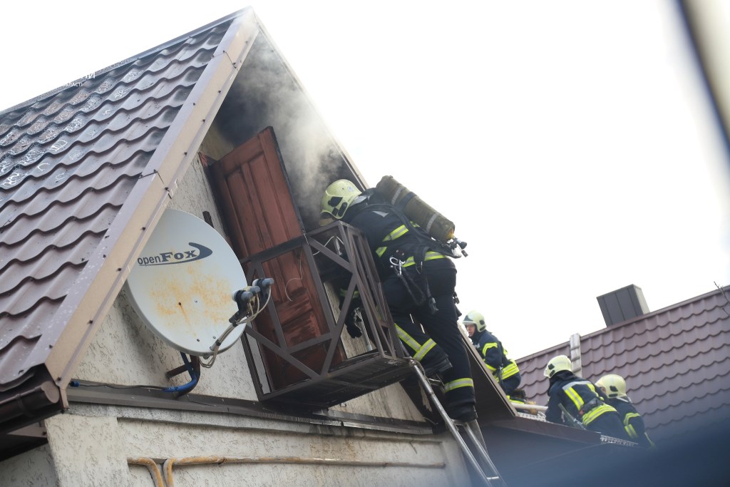 Сьогодні вранці луцькі рятувальники ліквідували пожежу в житловому будинку