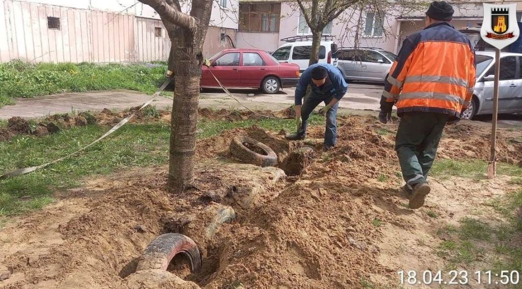У Луцьку муніципали продовжують демонтаж автомобільних шин у дворах