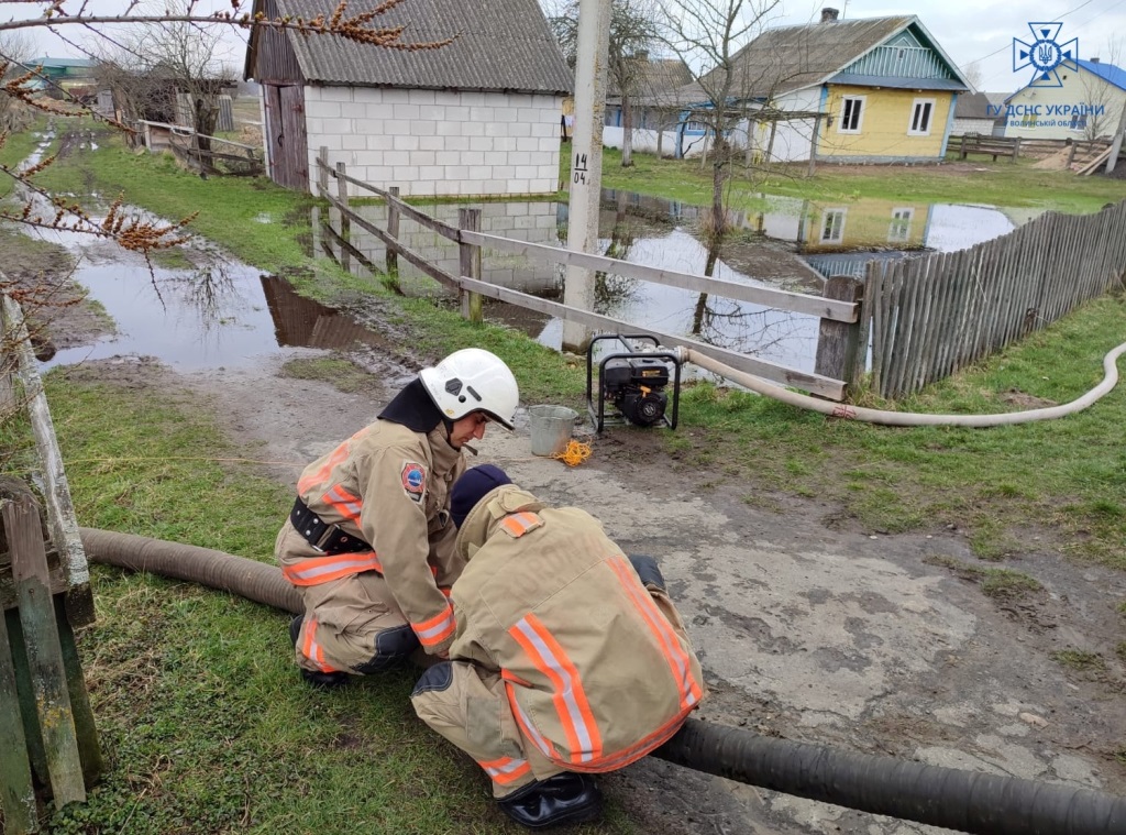 Учора волинські рятувальники двічі виїжджали на проведення робіт з відкачування води