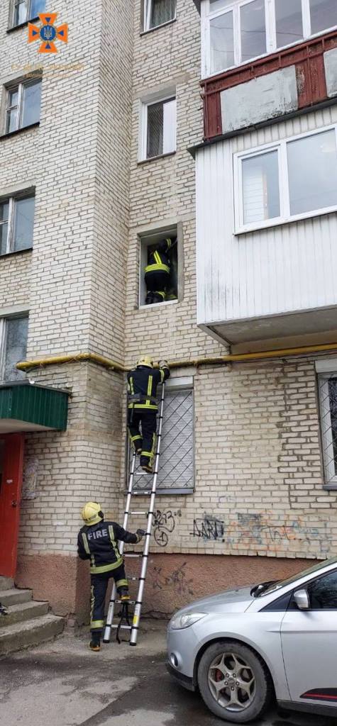 У Ковелі рятувальники визволили дитину із зачиненої квартири