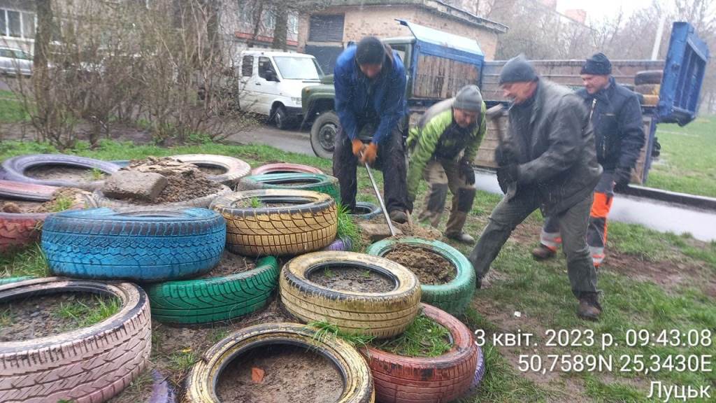 Деякі місця схожі на звалища шин: у Луцьку наводитимуть лад на прибудинкових територіях