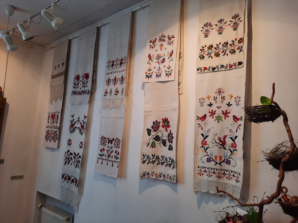«Барви Великодня»: у Музеї волинської ікони відкрили благодійну виставку