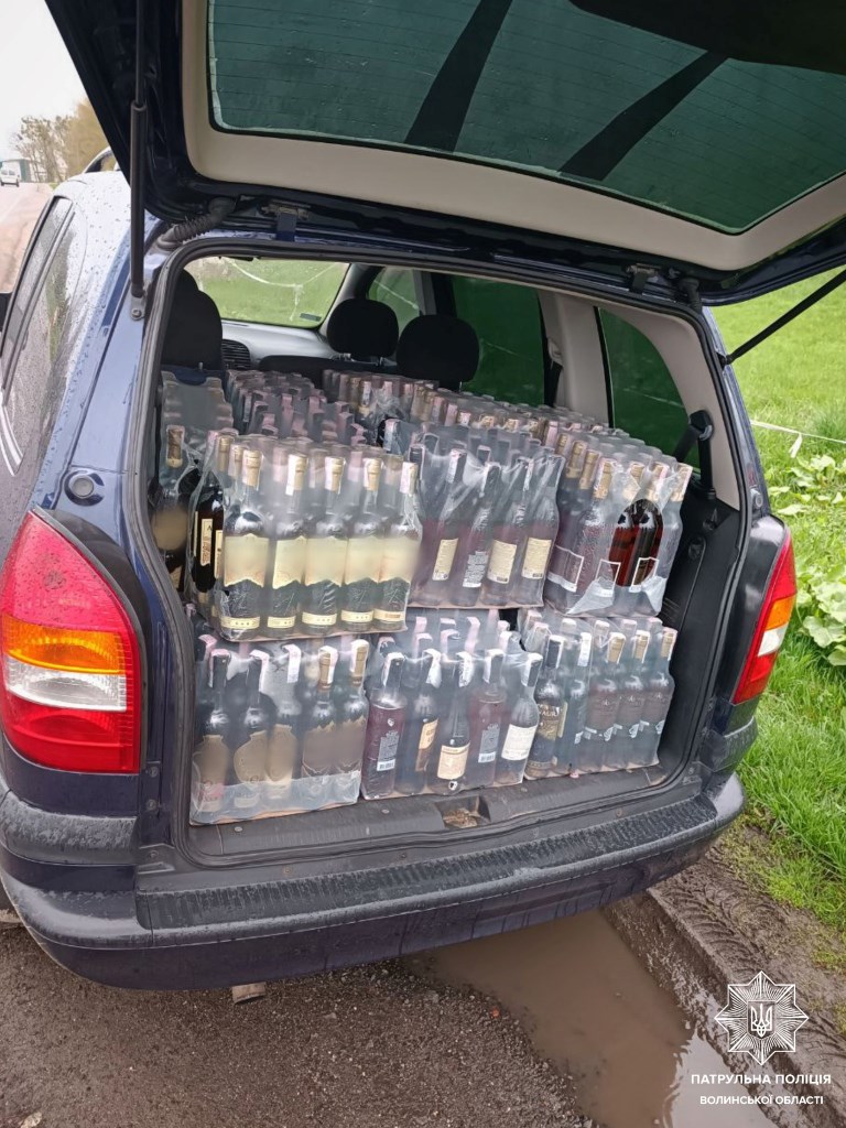 У Луцьку патрульні виявили 27 ящиків алкоголю в авто