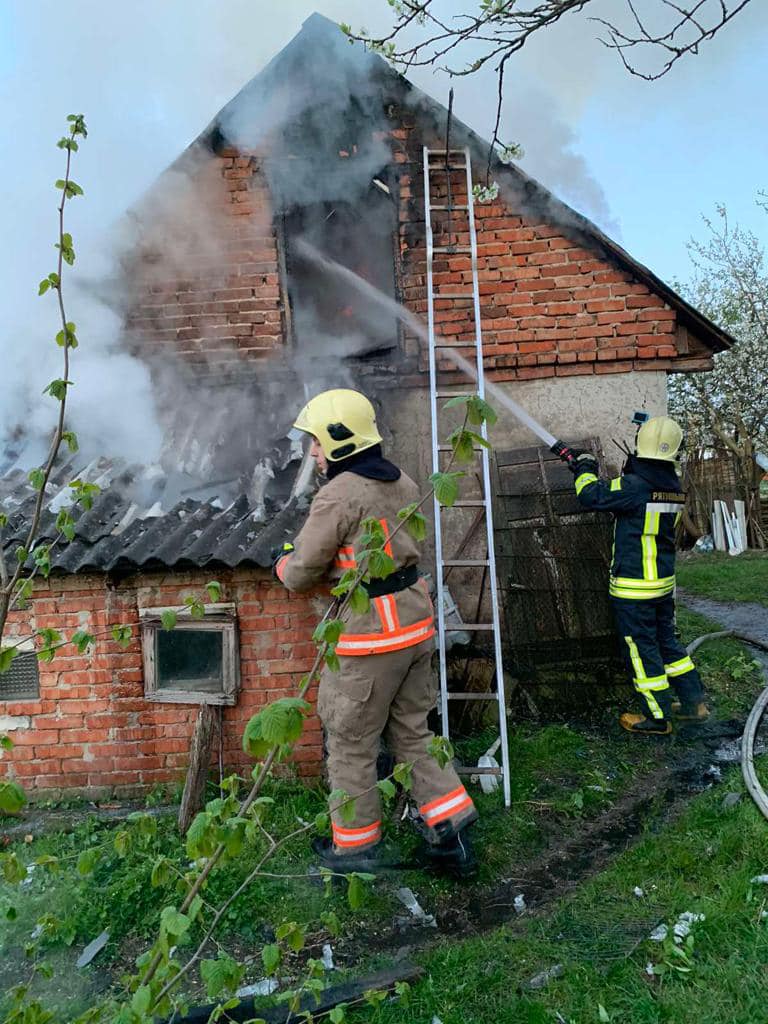 У селі поблизу Луцька ліквідували пожежу господарської споруди