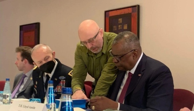 Міністри оборони США й України обговорили поточну ситуацію на фронті