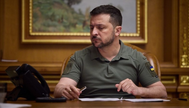 Зеленський доручив Залужному відправляти воєнкомів із тилу на фронт