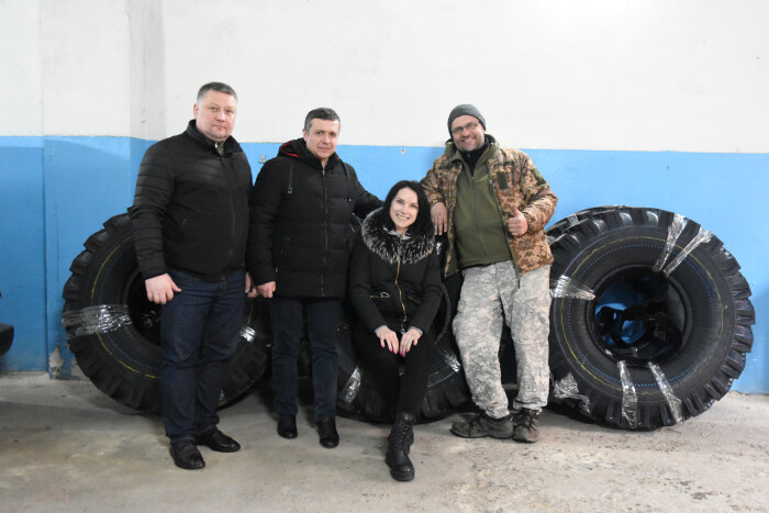 Із Луцька бійцям 14 ОМБр передали шини для вантажного автомобіля