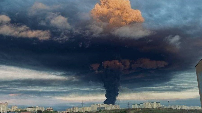 У Севастополі горить нафтобаза: окупанти кажуть – поцілив безпілотник