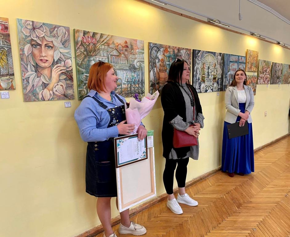 У Нововолинську презентували виставку робіт місцевої художниці